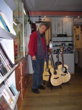 Trying out some custom guitars in Amsterdams guitar shop